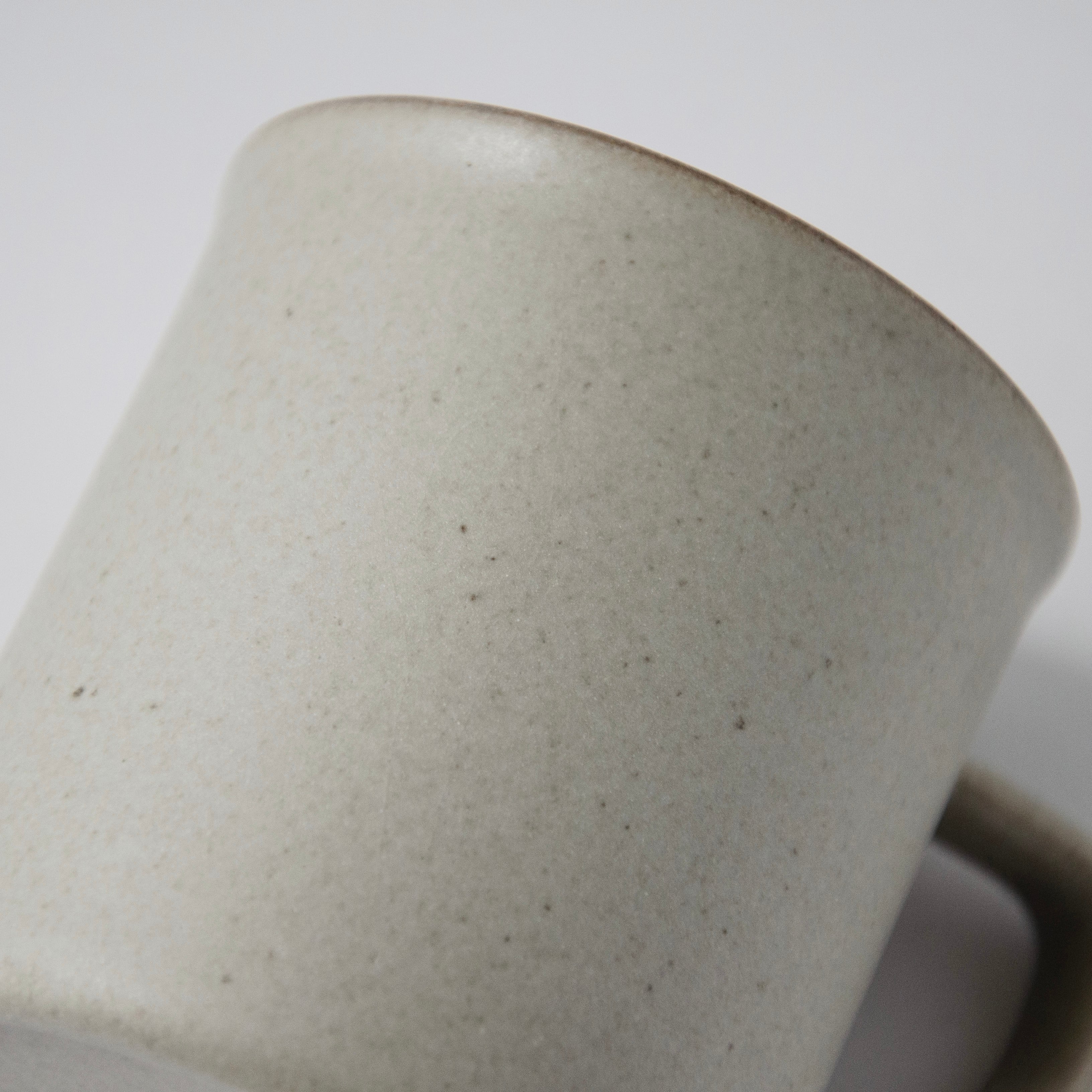 蜜から灰へ 堅田貴治 Mug（灰） | まちのシューレ963 STORE