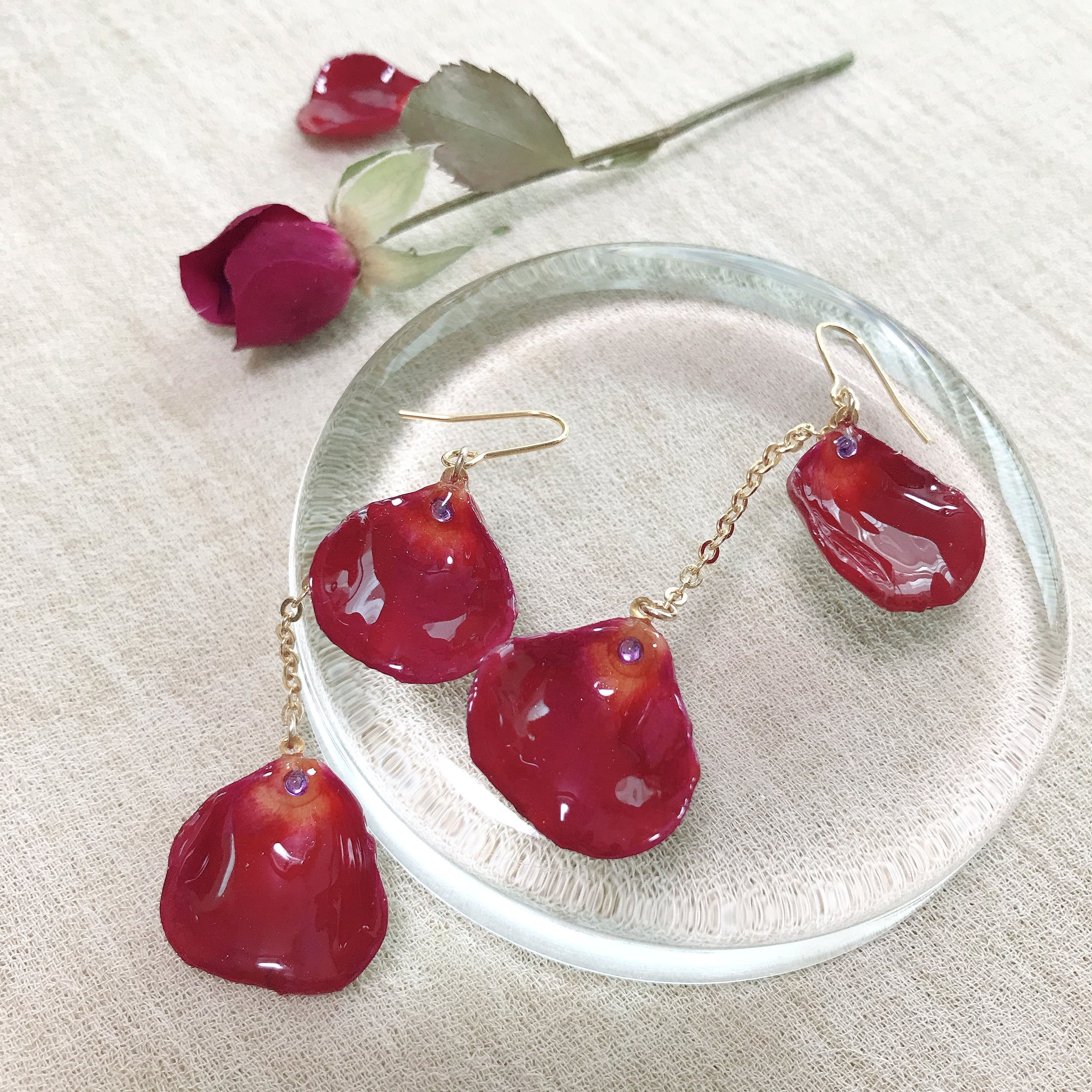 ローズ揺れる花びらピアス レッド | amiti