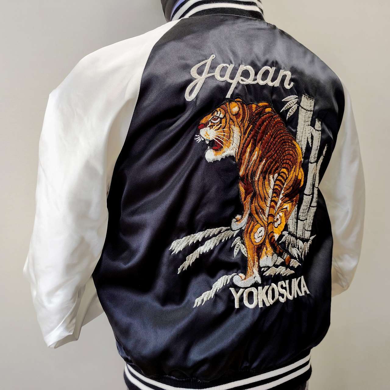 サテン 竹トラ刺繍 スカジャン 黒 L LL Embroidered jumper (SUKAJYAN