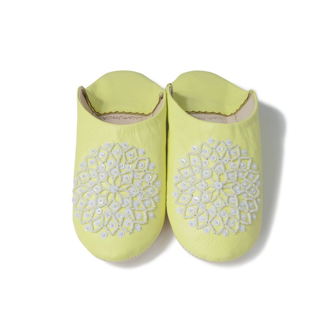 受注生産　ソフトイエロー（ホワイト スパンコール） レザー バブーシュ スリッパ