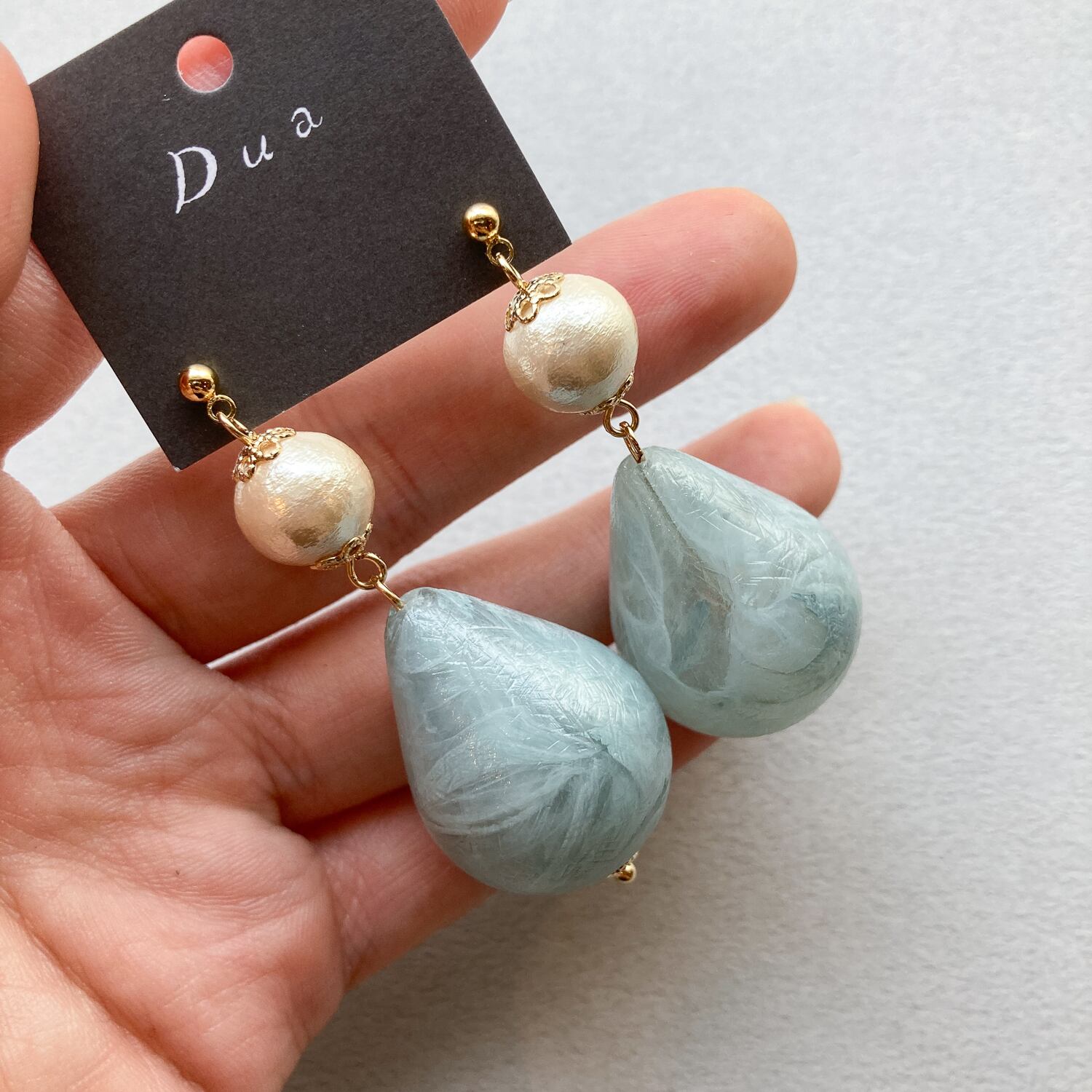水色しずく型ビーズとコットンパールの〈ピアス/イヤリング〉 | Dua