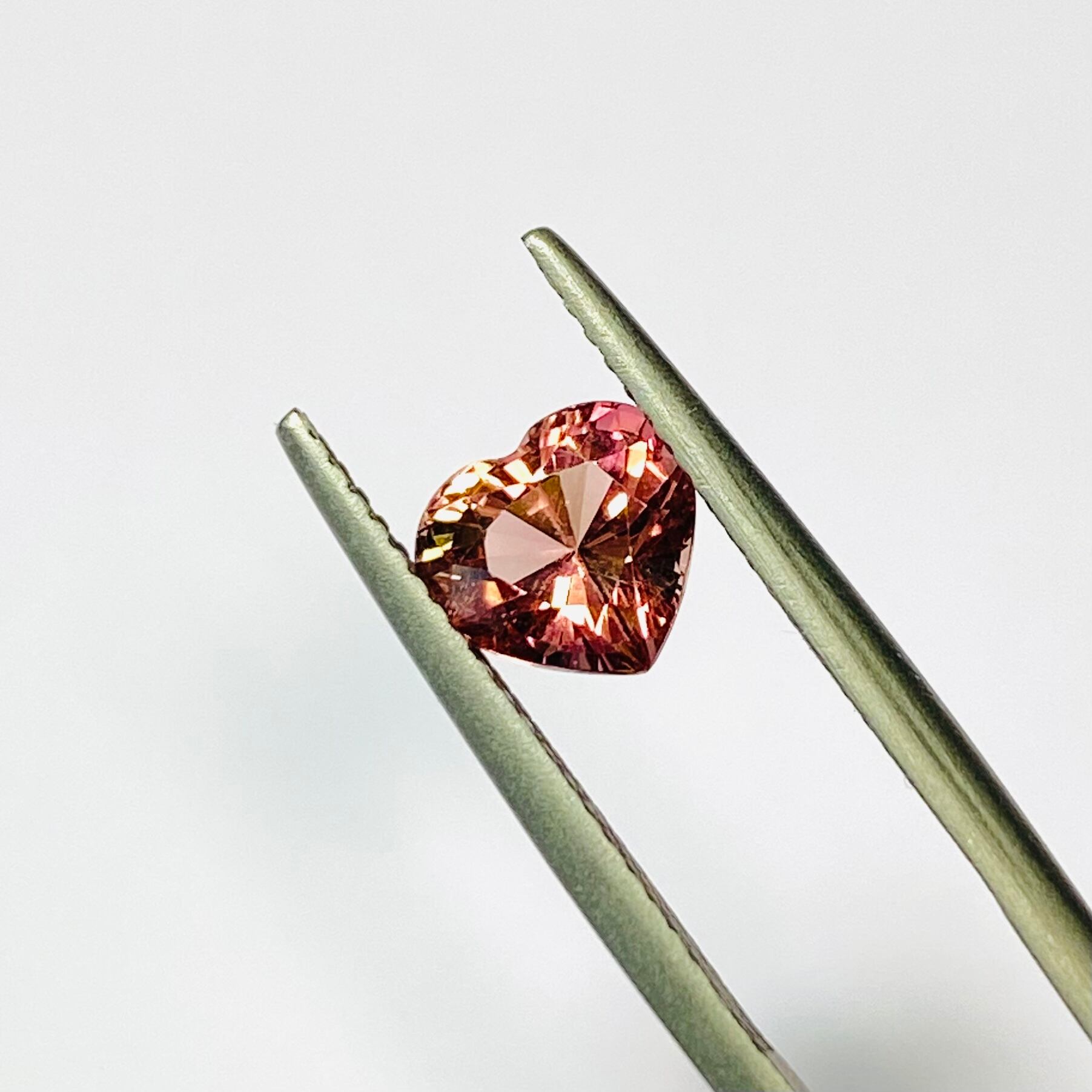 オレンジピンクカラーのトルマリンハート