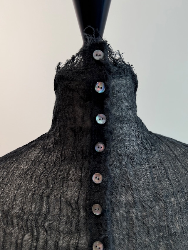 ERiKOKATORi/EK11-1-4 wool linen gauze highneck top Black