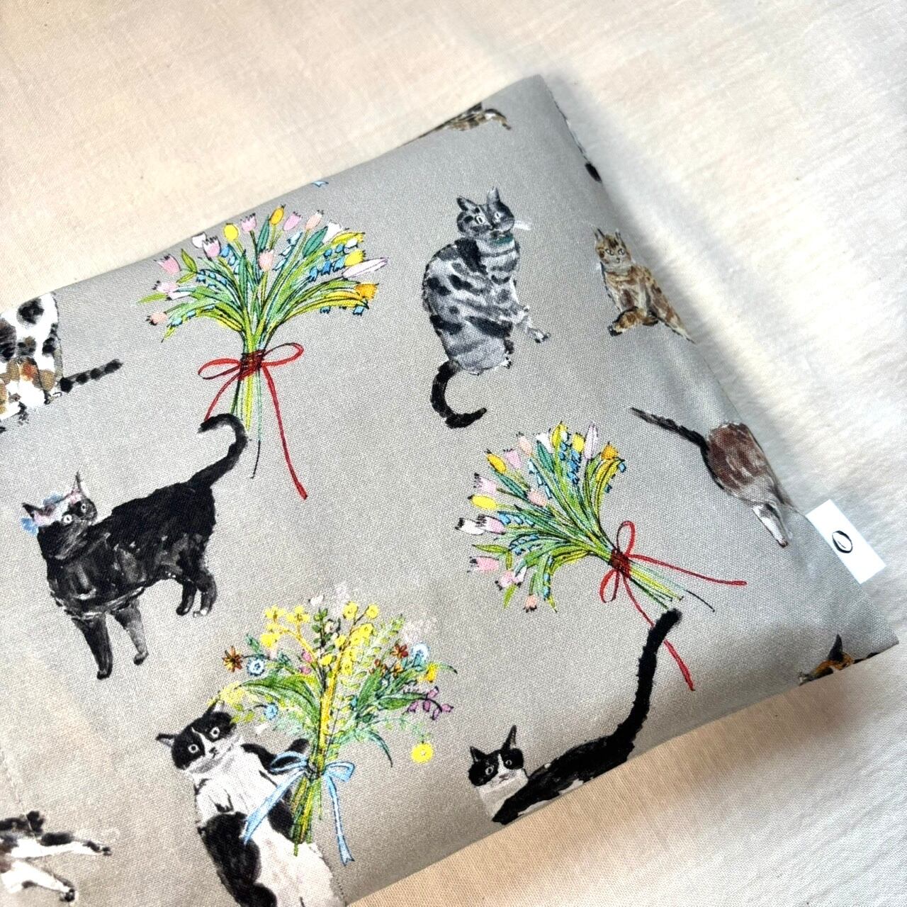 大判》米ぬか玄米カイロ（選べるハーブ）猫に花束柄 カバー付き