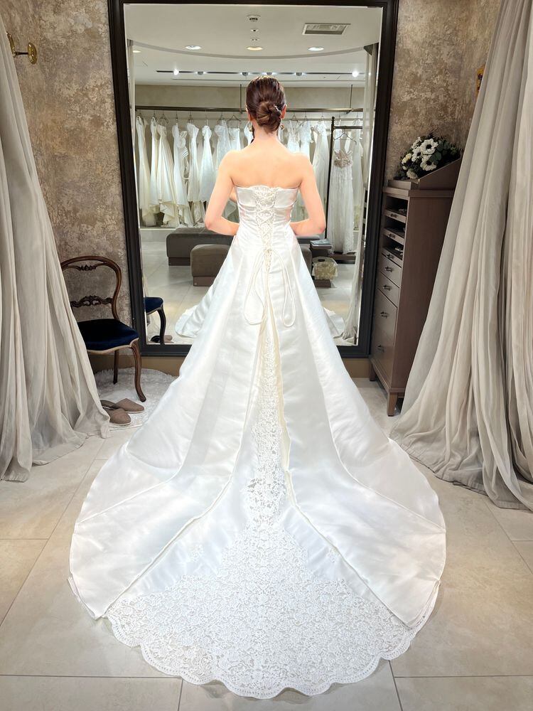 ウェディングドレス ベアトップ 光沢サテン 美しいバックレース シアー  