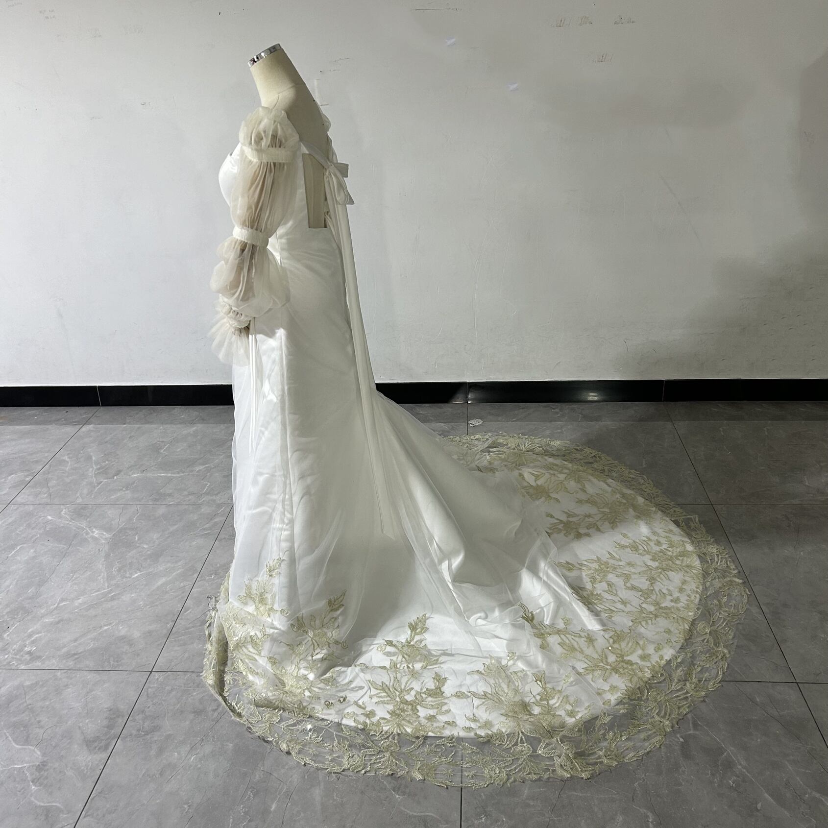 輝きな光彩を放つ パステル カラードレス 裾に繊細レースを 輝きな光彩を放つ パステル カラードレス 裾に繊細レースを
