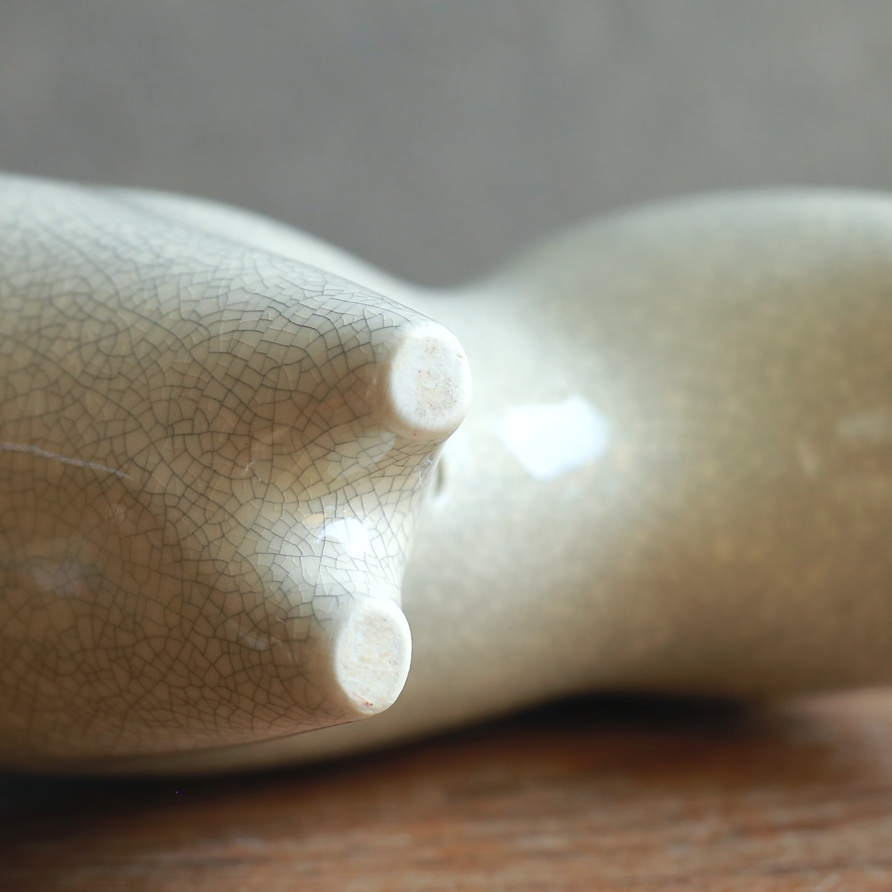 コロンとなめらかな、磁器の白い犬 4