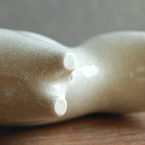 コロンとなめらかな、磁器の白い犬 4