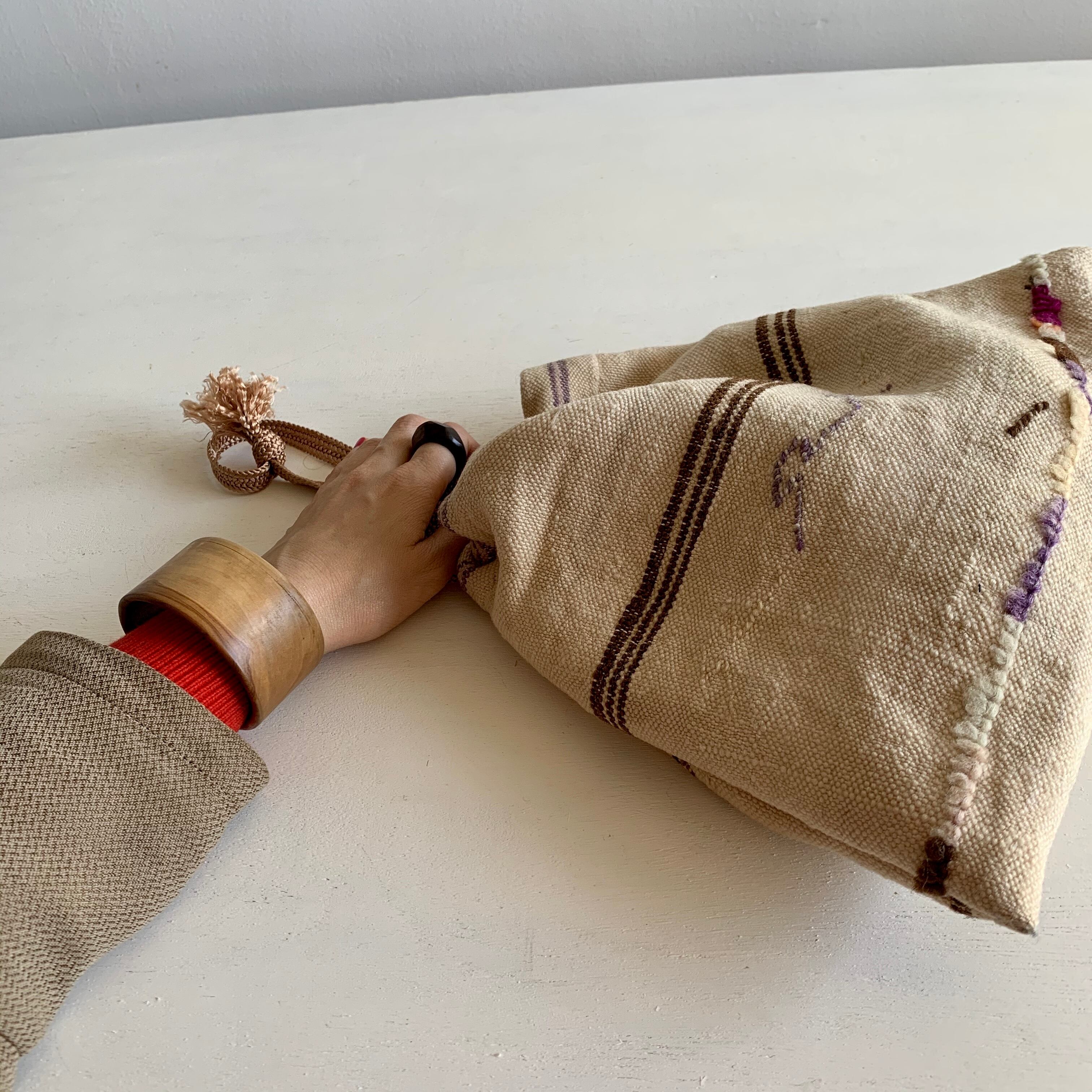 オールドファブリックの巾着バッグ ベージュ