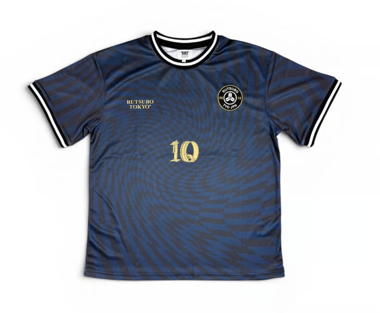 坩堝】坩堝ア式蹴球部 2026T-SHIRTS （RUTSUBO×YU SUDA）フットボール