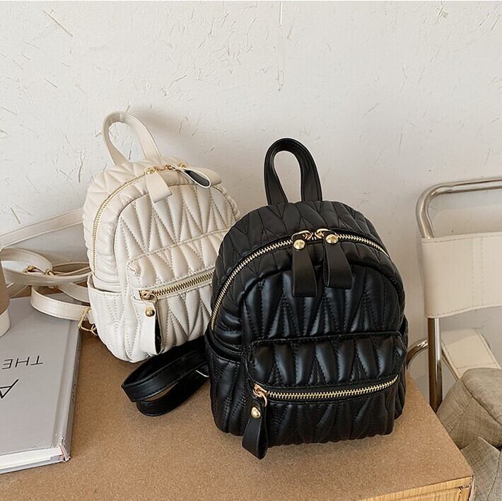 リュック レディース バッグ 鞄 カバン かばん 送料無料 2色 バックパック コンパクト かわいい 大人可愛い きれいめ 上品 おしゃれ お洒落 おとな ナチュラル こなれ感 ラブリー キュート ガーリー ロマンチック 抜け感 無地 通勤 学生 通学 デート お出かけ 女子会 休日 小さめ 小さい ミニ ホワイト 白 ブラック 黒 春 夏 秋 冬 オールシーズン 10代 20代 30代 韓国 韓国系 普段使い 楽ちん プレゼント ファッション コーデ プチプラ モテ トレンド 流行 インスタ映え