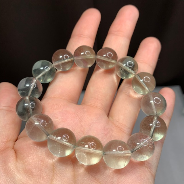 b208 ほんのりグリーンの色合い✩大玉フローライトブレスレット