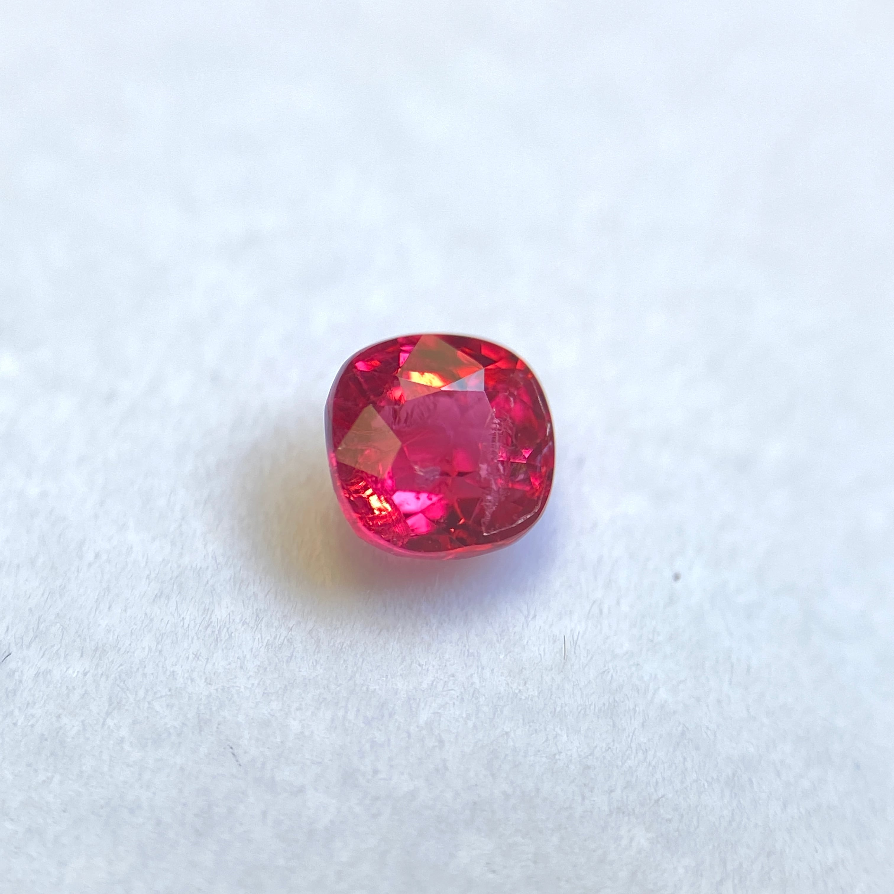 動画有】ジェダイスピネル 0.46ct ミャンマー産 GUILD鑑別書付き 蛍光