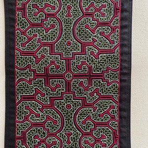 中型刺繍マット　テーブルセンター　32x45 緑と赤　Xmas大　シピボ族の刺繍