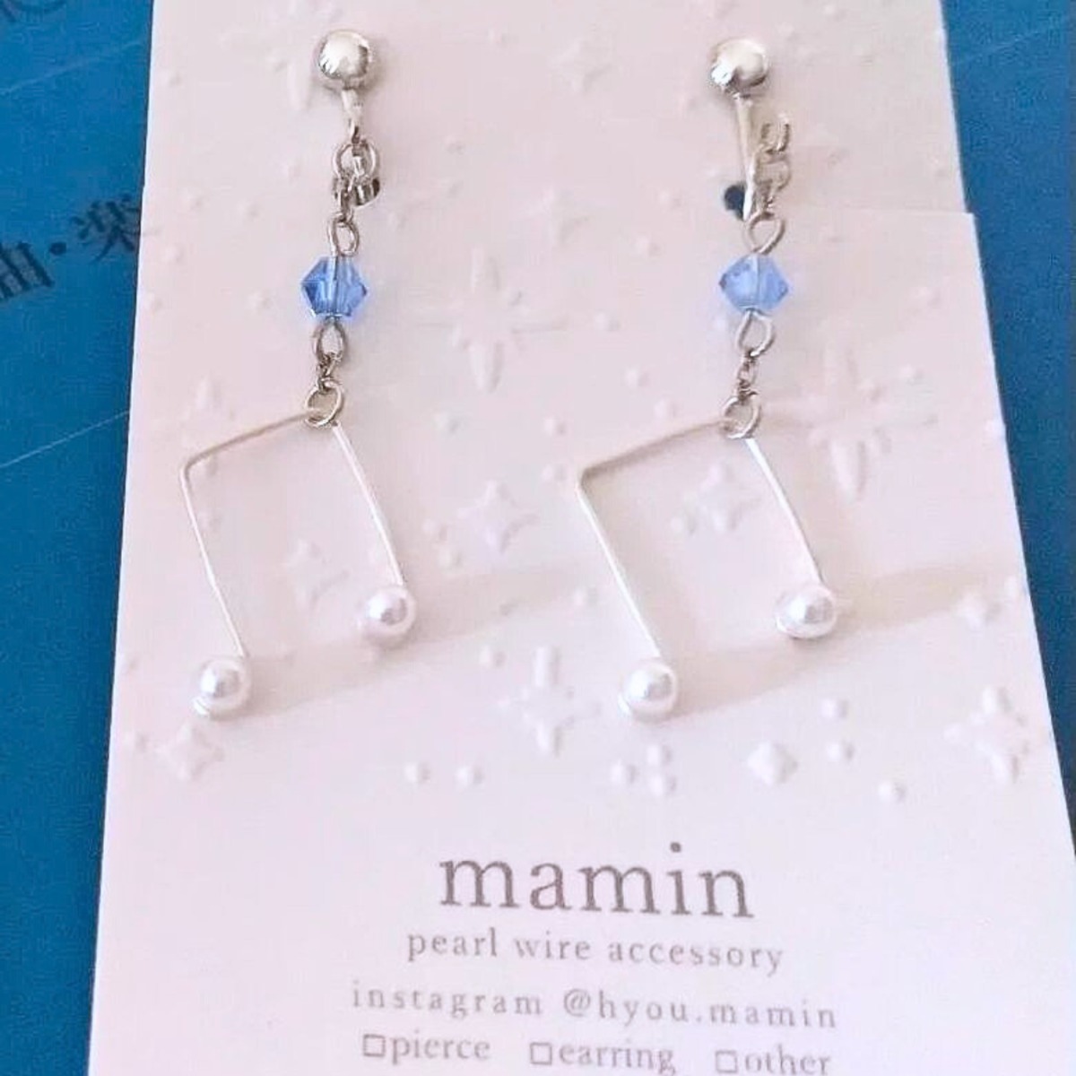 mamin〈ピアス・チタン〉小さい8分音符 シルバー/ブルー | 音楽雑貨の