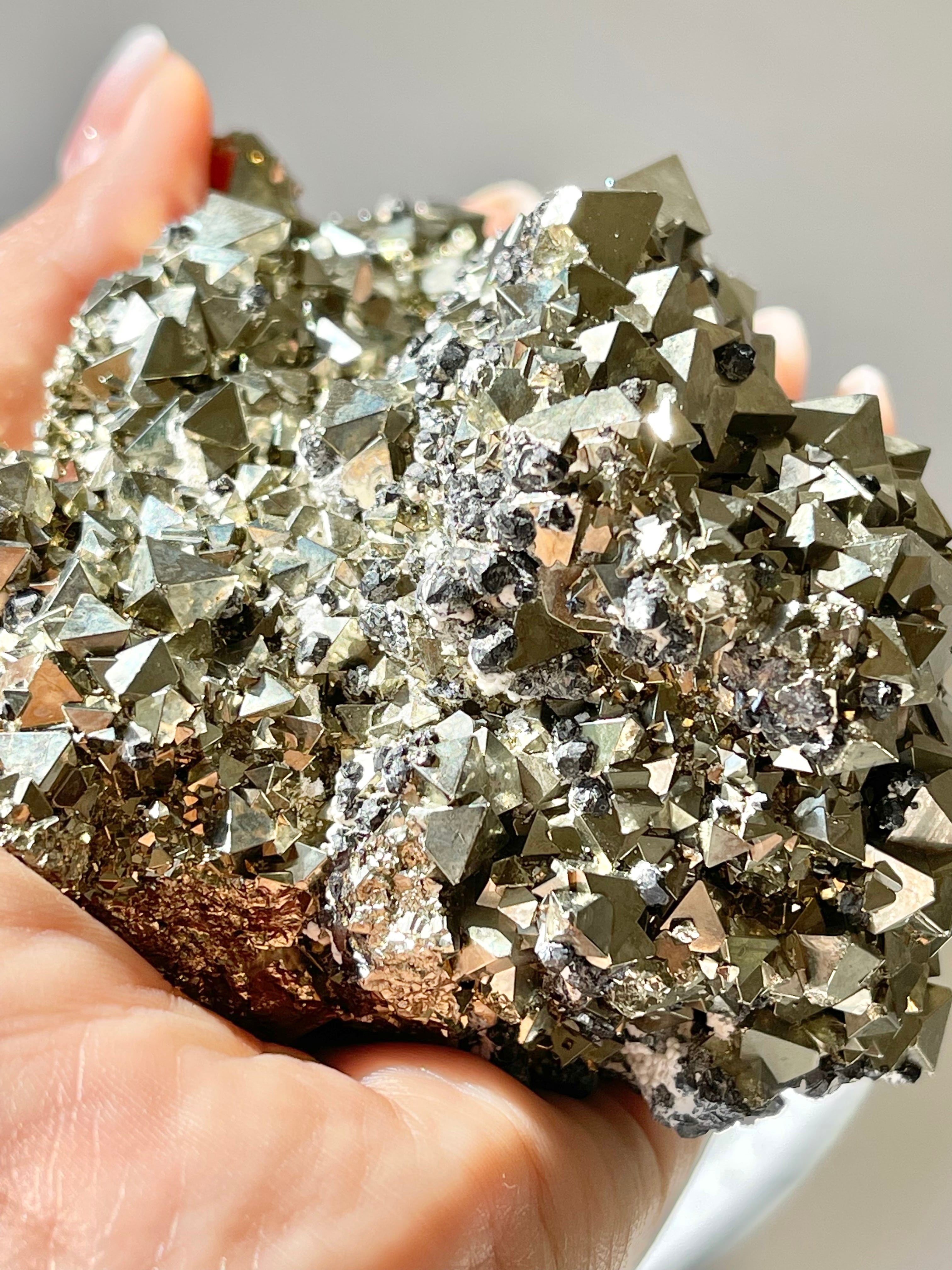 ペルー産　レア‼️8面体結晶巨大パイライトクラスター