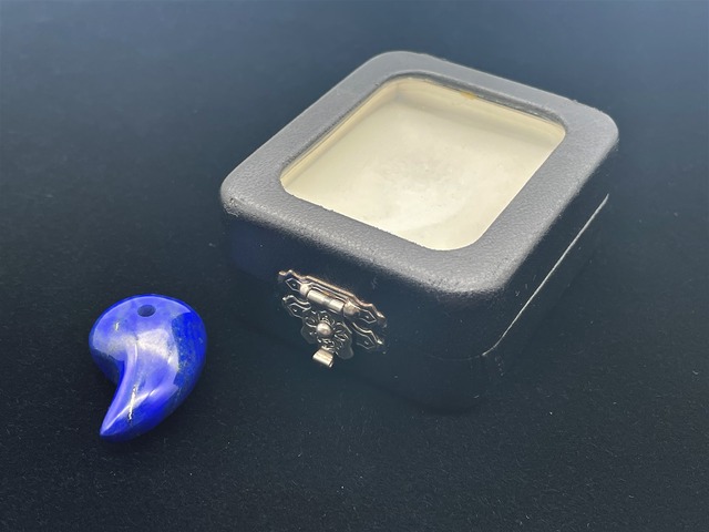 勾玉（ラピスラズリ）