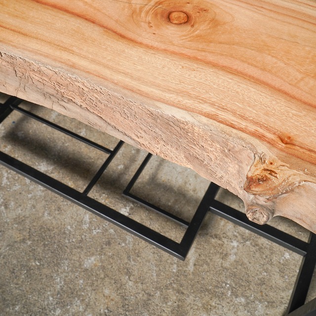 楠の長細いローテーブル