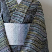 ｢ハチドリの羽と夜のワルツ」ゆらぎ柄×ピーコック柄×ドット〜洗えるきもの（シルジェリー）〜