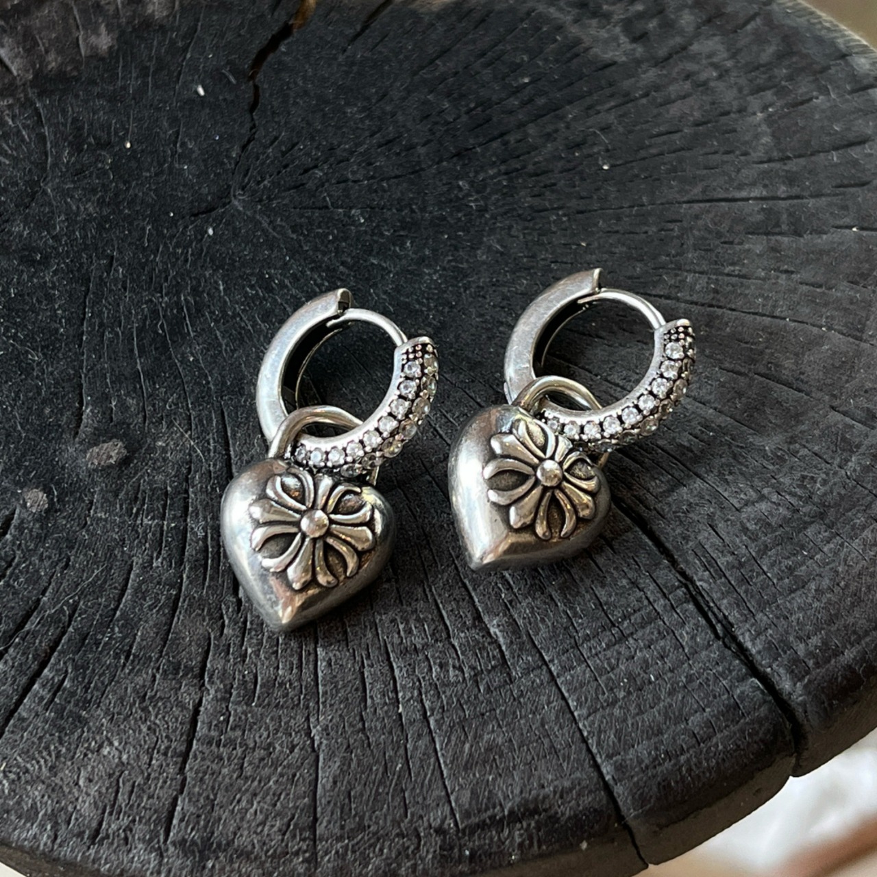 Distressed silver heart-shaped earrings (ME405)