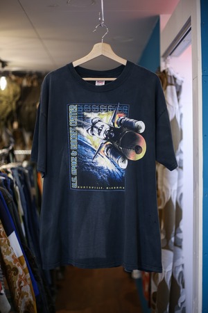 Black print tee “SPACE & ROCKET CENTER”