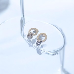 オフィス/普段使いに 輝くチャーム付き ミニフープピアス ローマ数字刻印 金属アレルギー対応