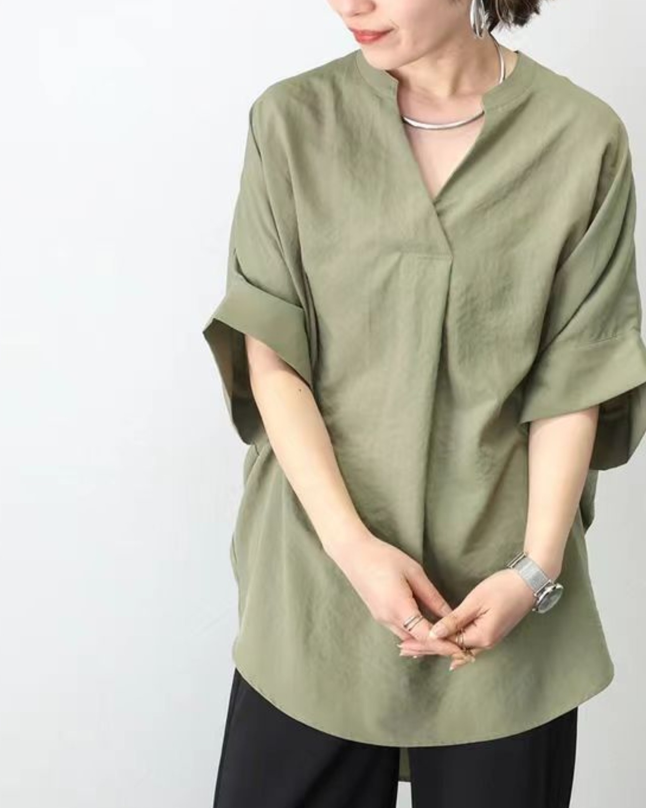 大人のVネックリラックスブラウス