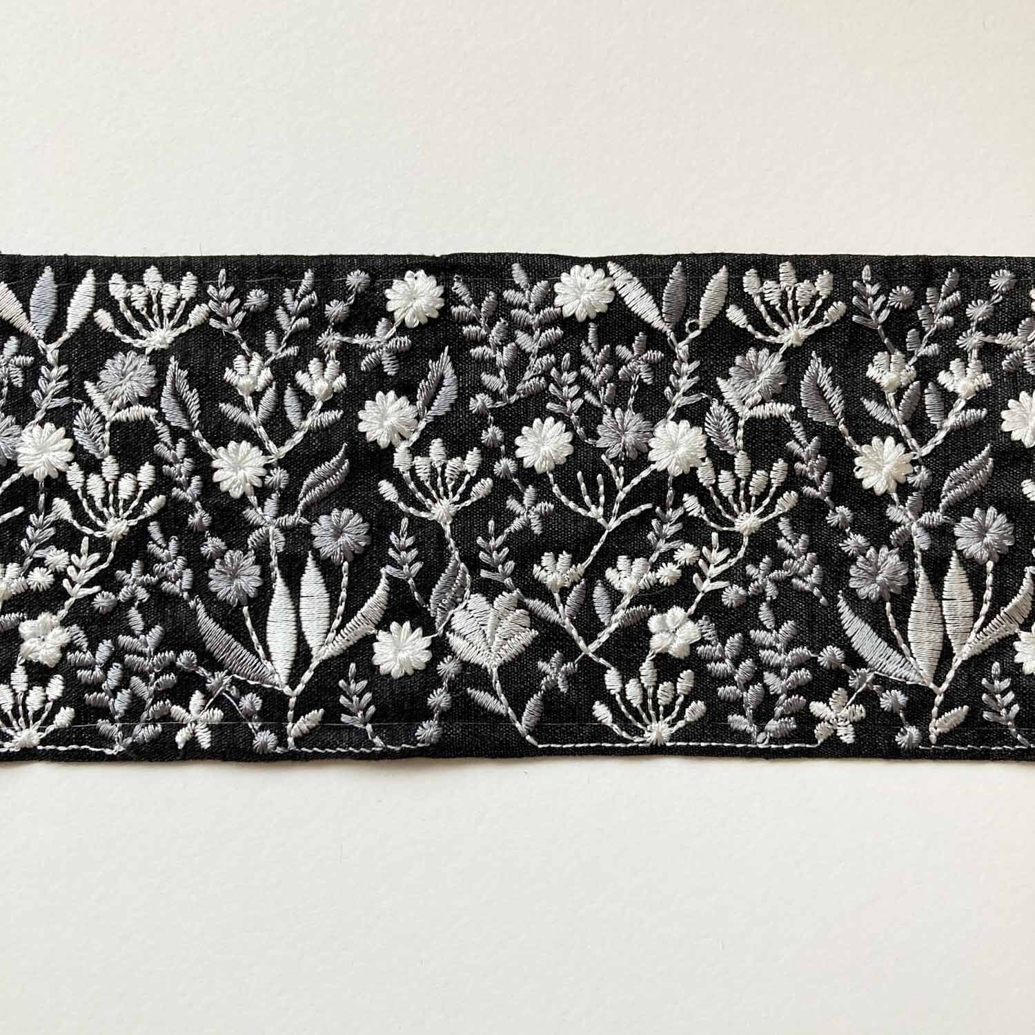 草花模様の太幅インド刺繍リボン（黒地/50cm〜） | Dua-アクセサリー