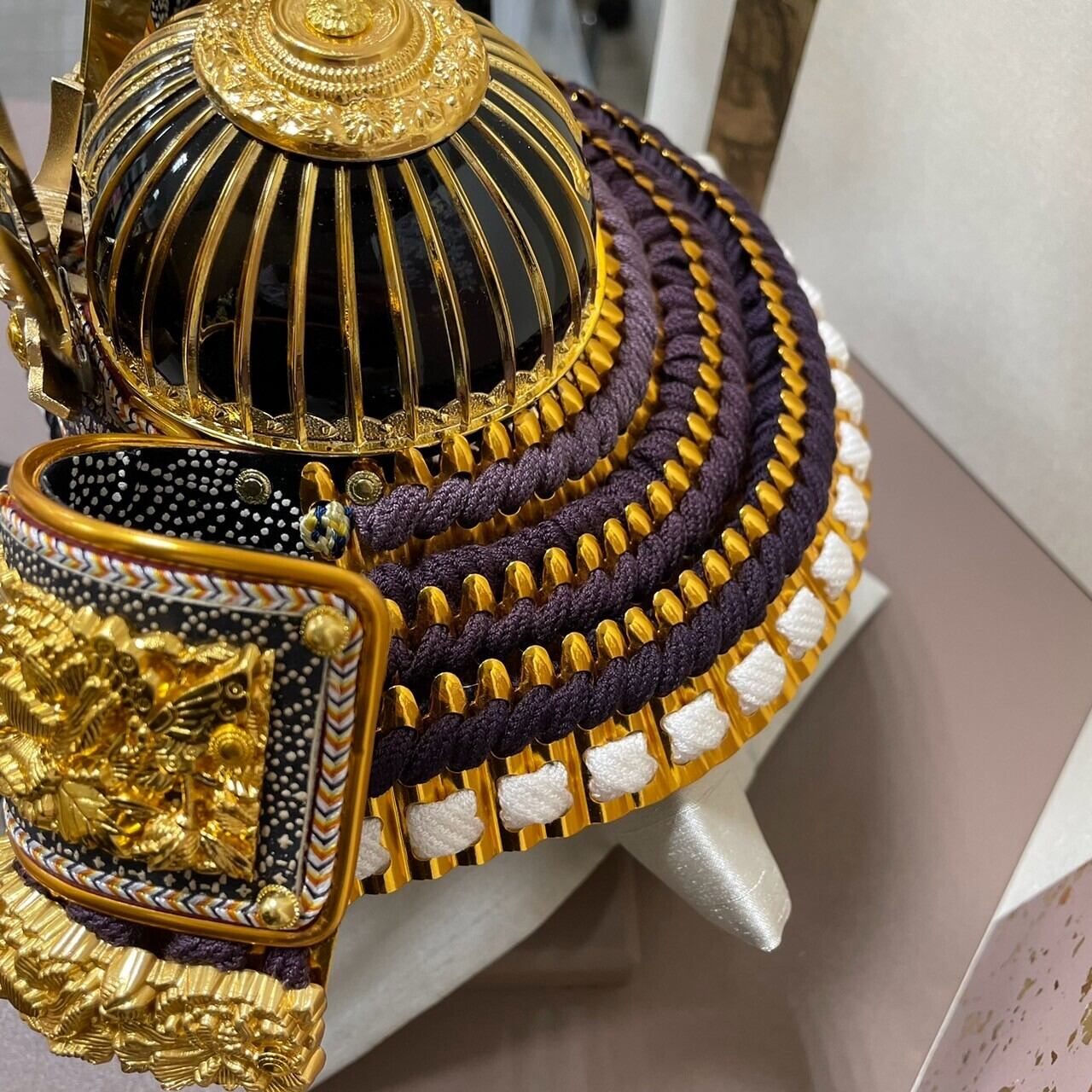 五月人形 兜収納飾り 金色・赤色・紫色 Amazon | 久月official 五月人形 兜収納飾り 銘木シリーズ