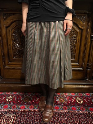 Burberry/ Vintage checked skirt. (O)
