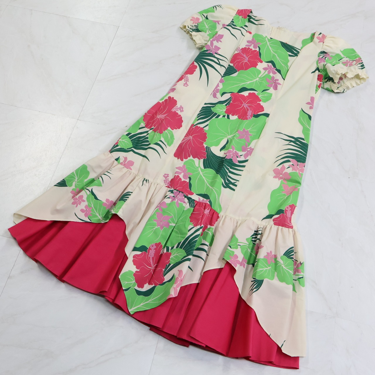 【ハワイ製 フラダンス衣装】ホワイト T&L MUUMUU FACTORY ワンピース ドレス 花柄 ピンク 緑 爽やか 華やか アロハ かわいい