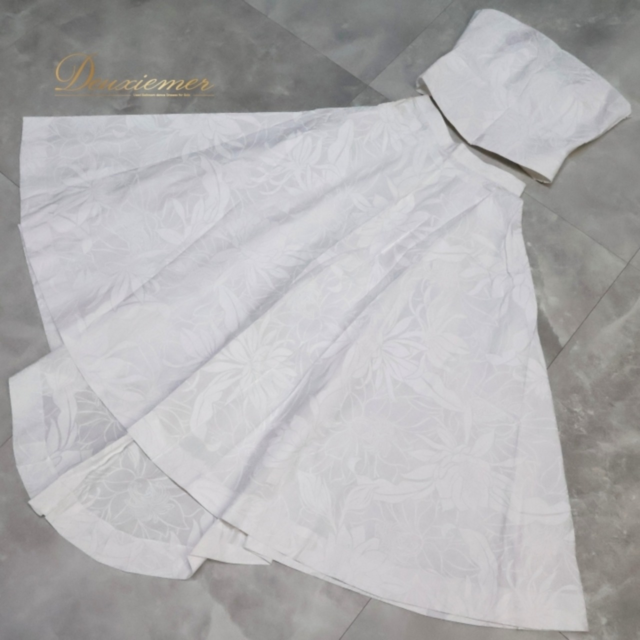 フラダンス 衣装 ツーピース セットアップ 上下セット ホワイト系 チューブトップ アシンメトリー ワンカラー 花柄 かわいい 華やか 爽やか 上品 明るい 白 ハワイアン アロハ ハワイアンプリント フラ ダンス レッスン 練習 おしゃれ シンプル