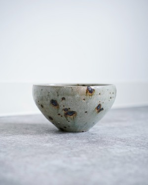 小丸鉢 -鉄飛び灰釉- / 関太一郎