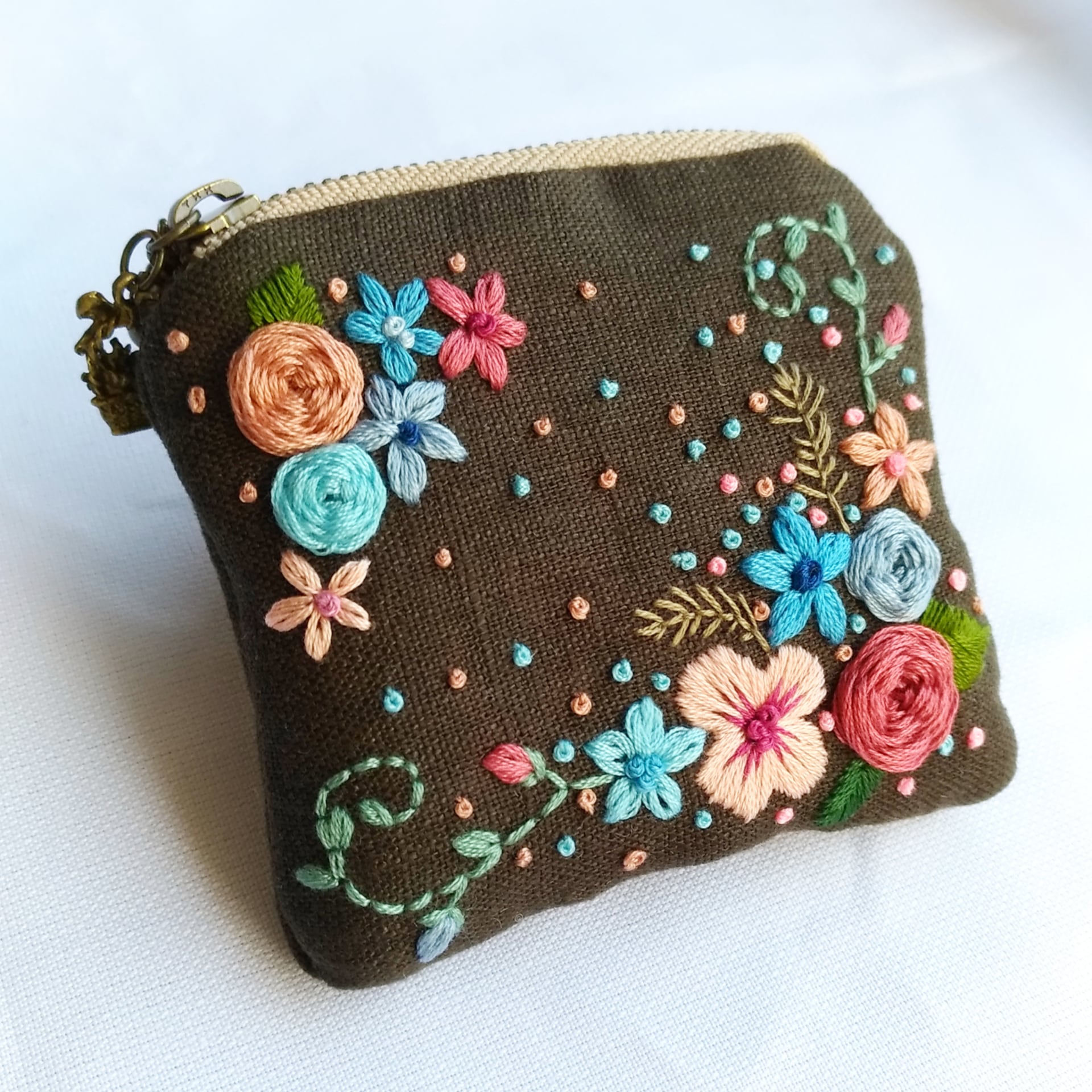 花の刺繍ポーチ アクセサリーケース 小さい小物入れ プレゼントやギフトにも 受注製作 あきのかぜ