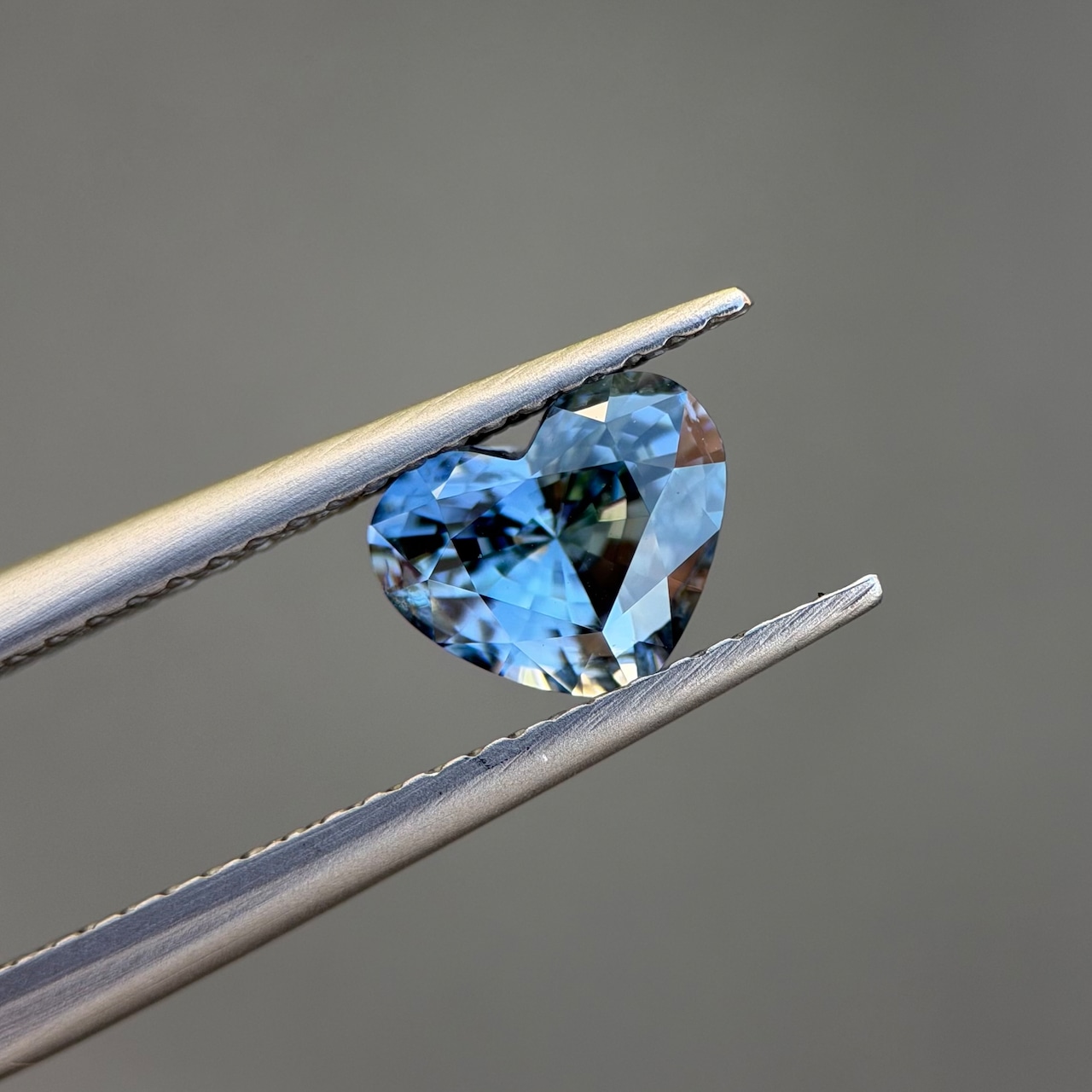 カラーチェンジジルコン 7.2x5.9mm, 1.52ct, ミャンマー産