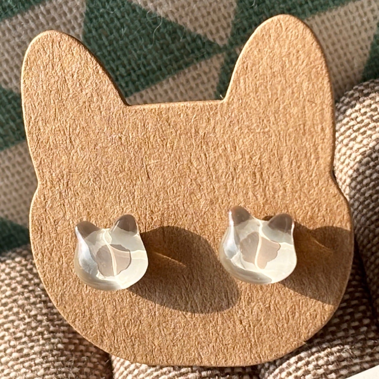 Aちまっと♡シャンパンカラーシャムねこちゃん風♡ピアス/イヤリング ガラスのシャム猫 小粒 シンプルピアス／イヤリング | 猫アクセサリー