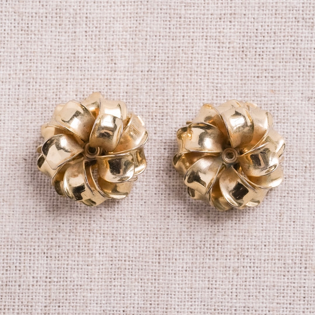 Valentine's Day Marche: Floral motif gold metal earrings