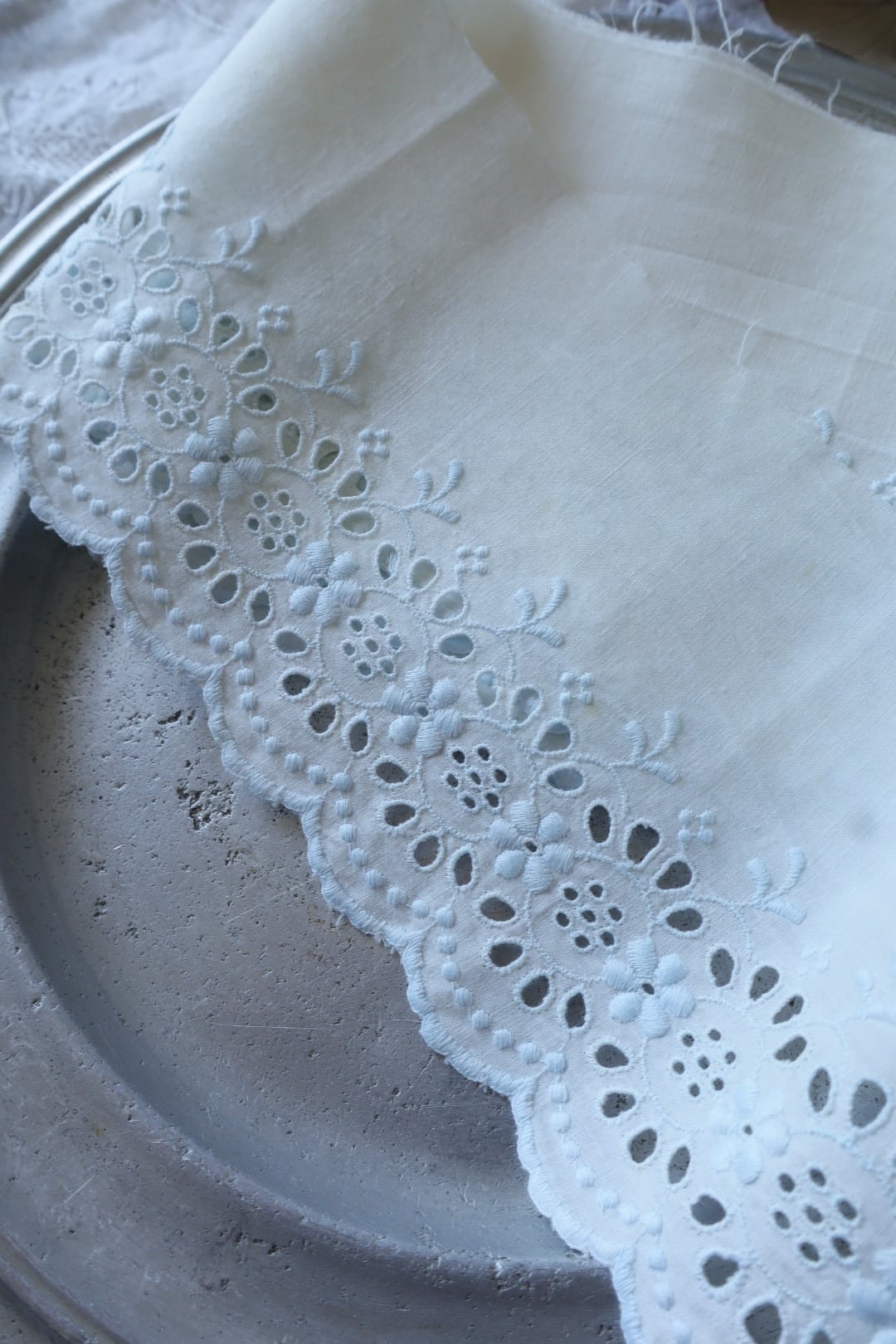 France製 50㎝ アンティーク刺繍レース B972 ホワイト×ブルー | vmt