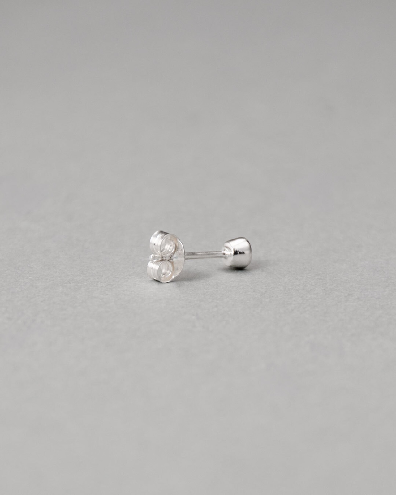 一粒ベゼルピアス