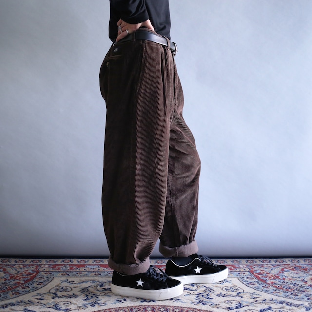 2-tuck tapered silhouette dark brown wide corduroy pants