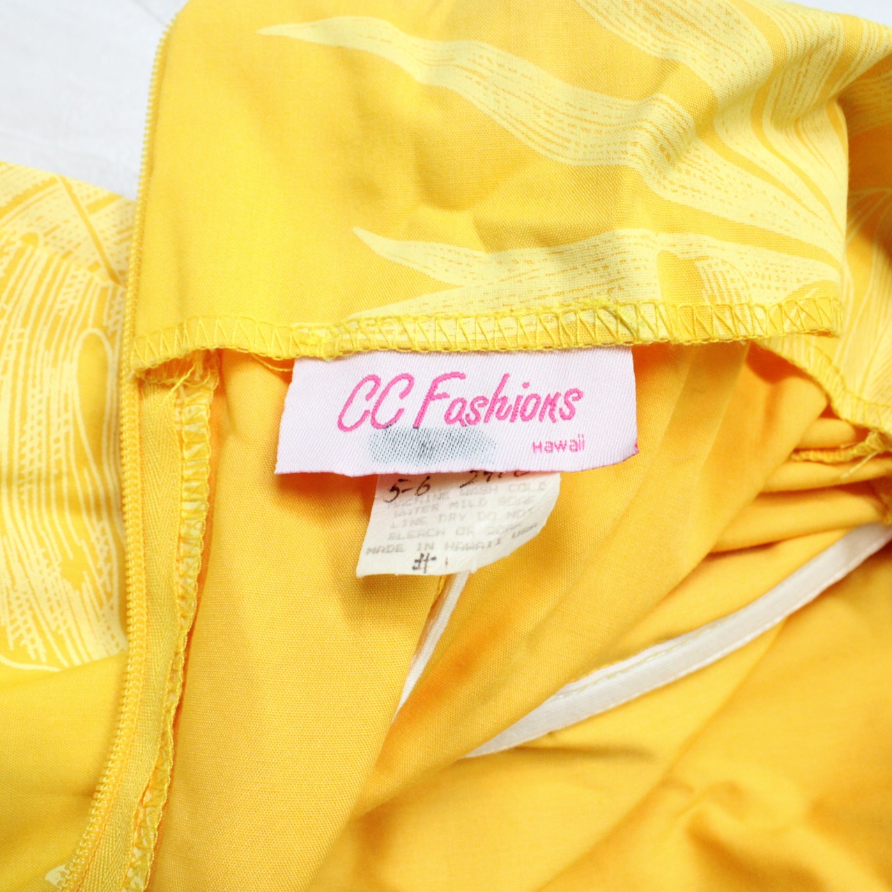 【ハワイ製 フラダンス衣装】イエロー CC Fashions ワンピース ドレス モンステラ柄 プルメリア柄 華やか 黄 鮮やか フリル 花