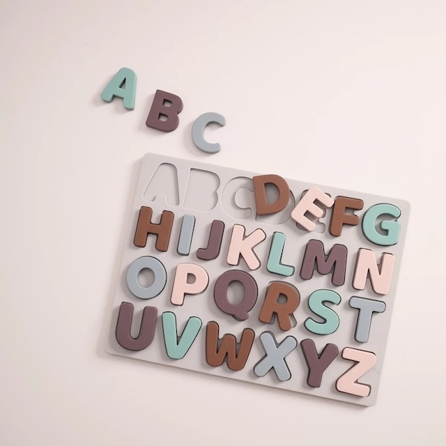 知育玩具・アルファベットの型はめパズル