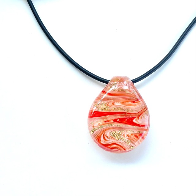 朱色と丹色のペンダント