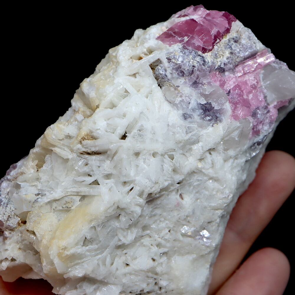 ピンクのレピドライト雲母が付いた、終端された水晶上のグリーン