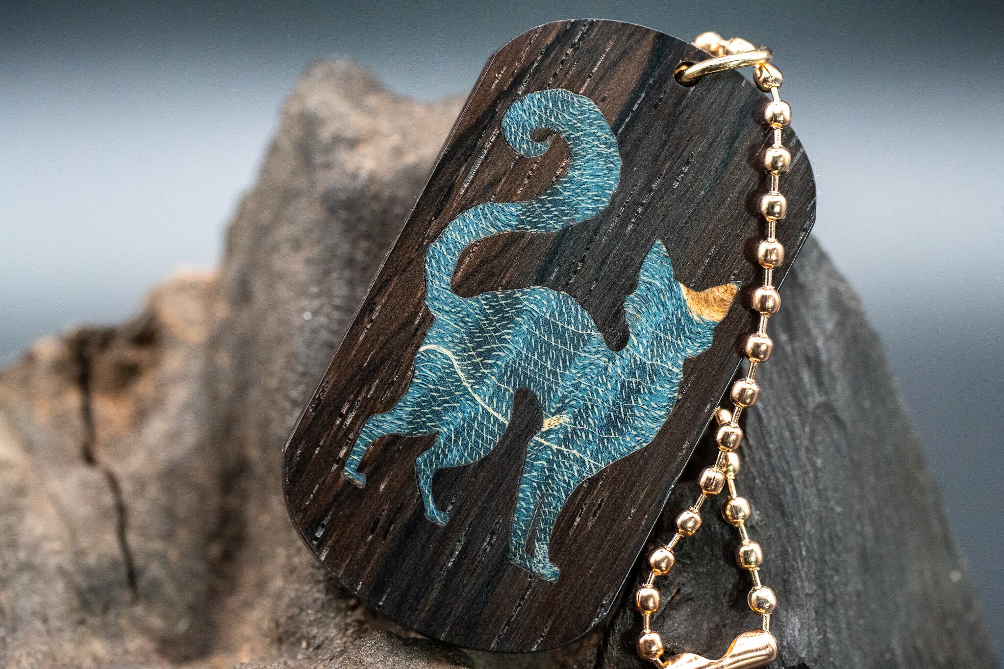 【音楽業界屈指の銘木】 ハカランダ ドッグタグ 象嵌 探る視線