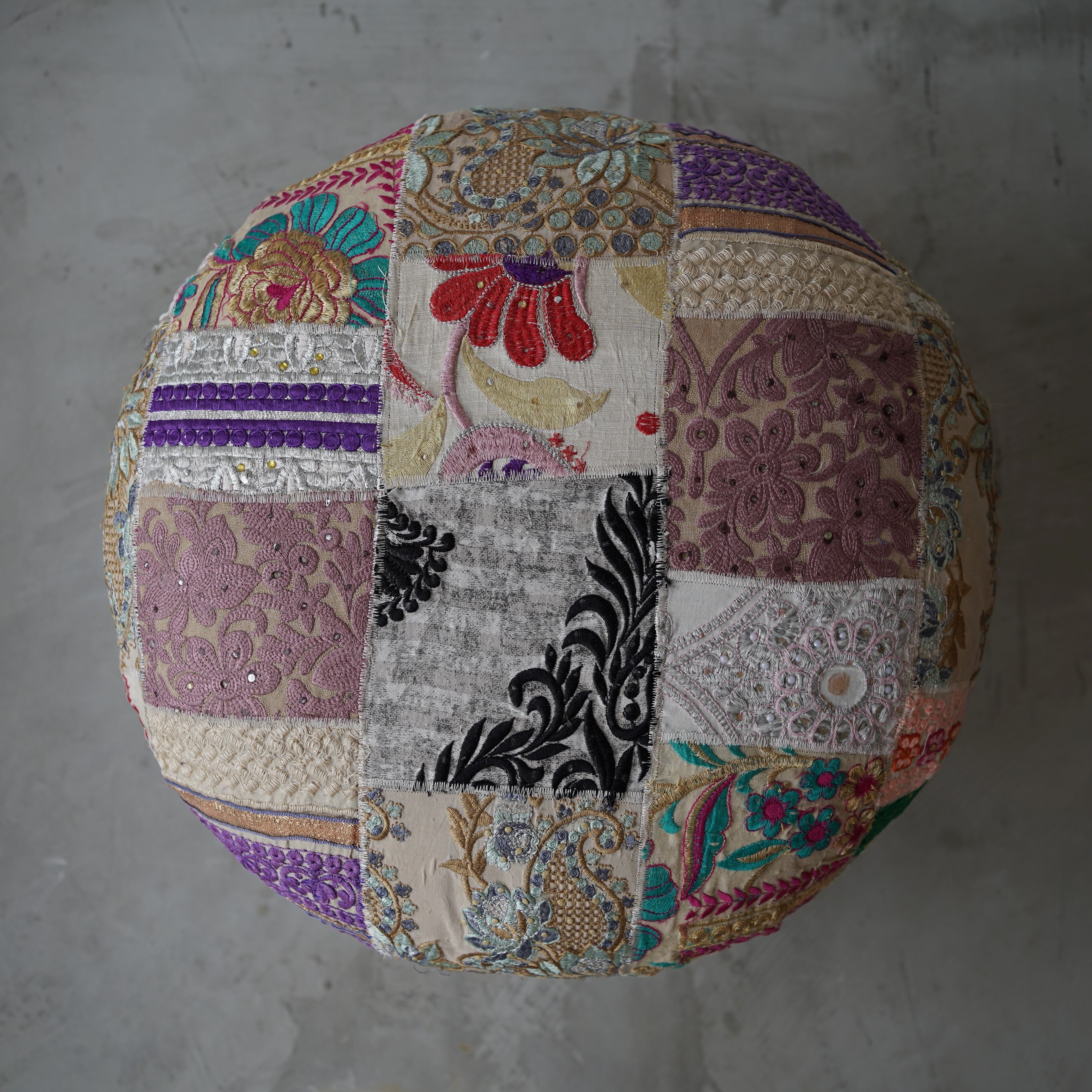 ザリ刺繍パッチワークスツール | Sweet Things