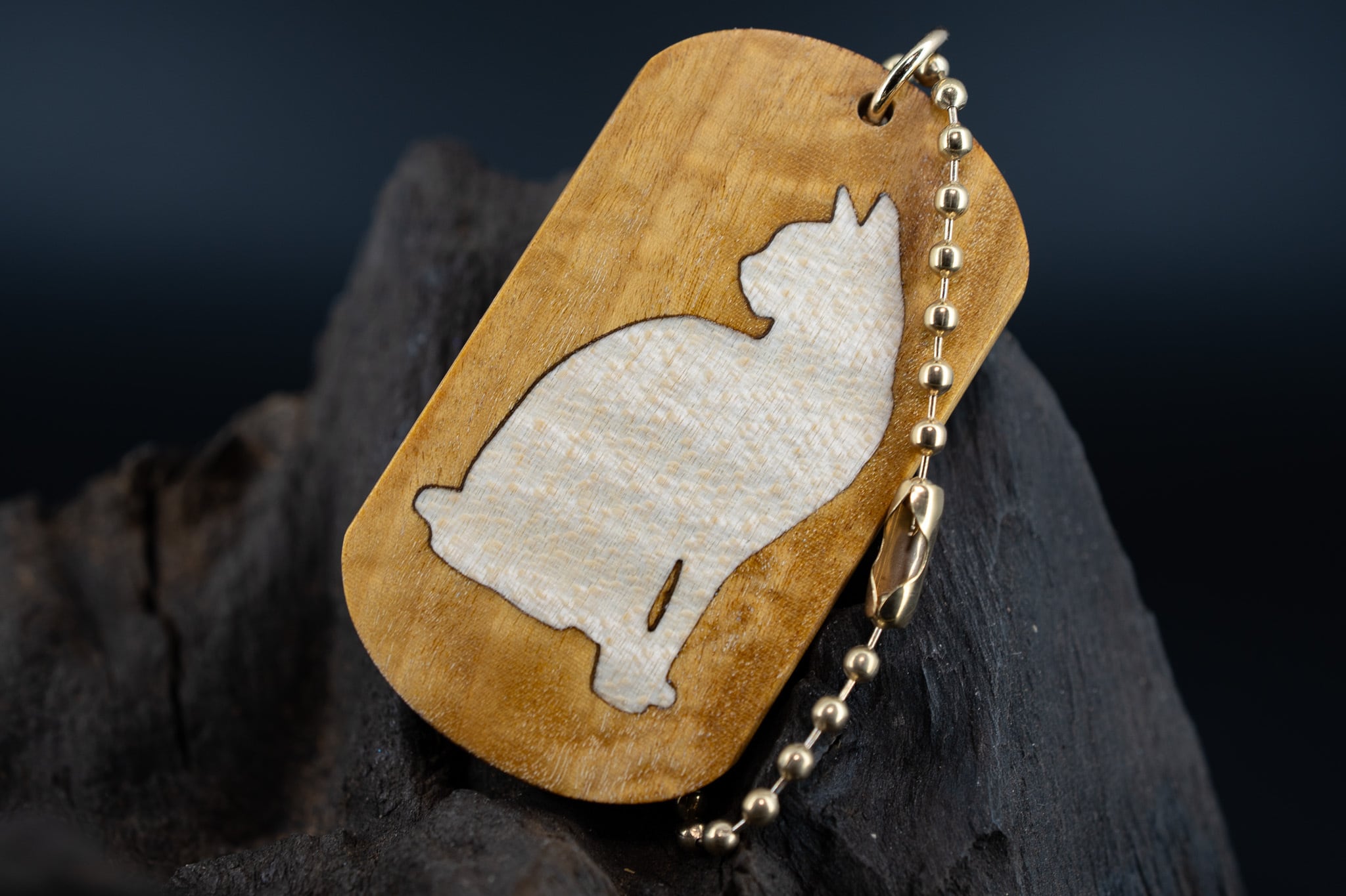 【光の木】 サテンウッド ドッグタグ 象嵌 優雅に座る猫