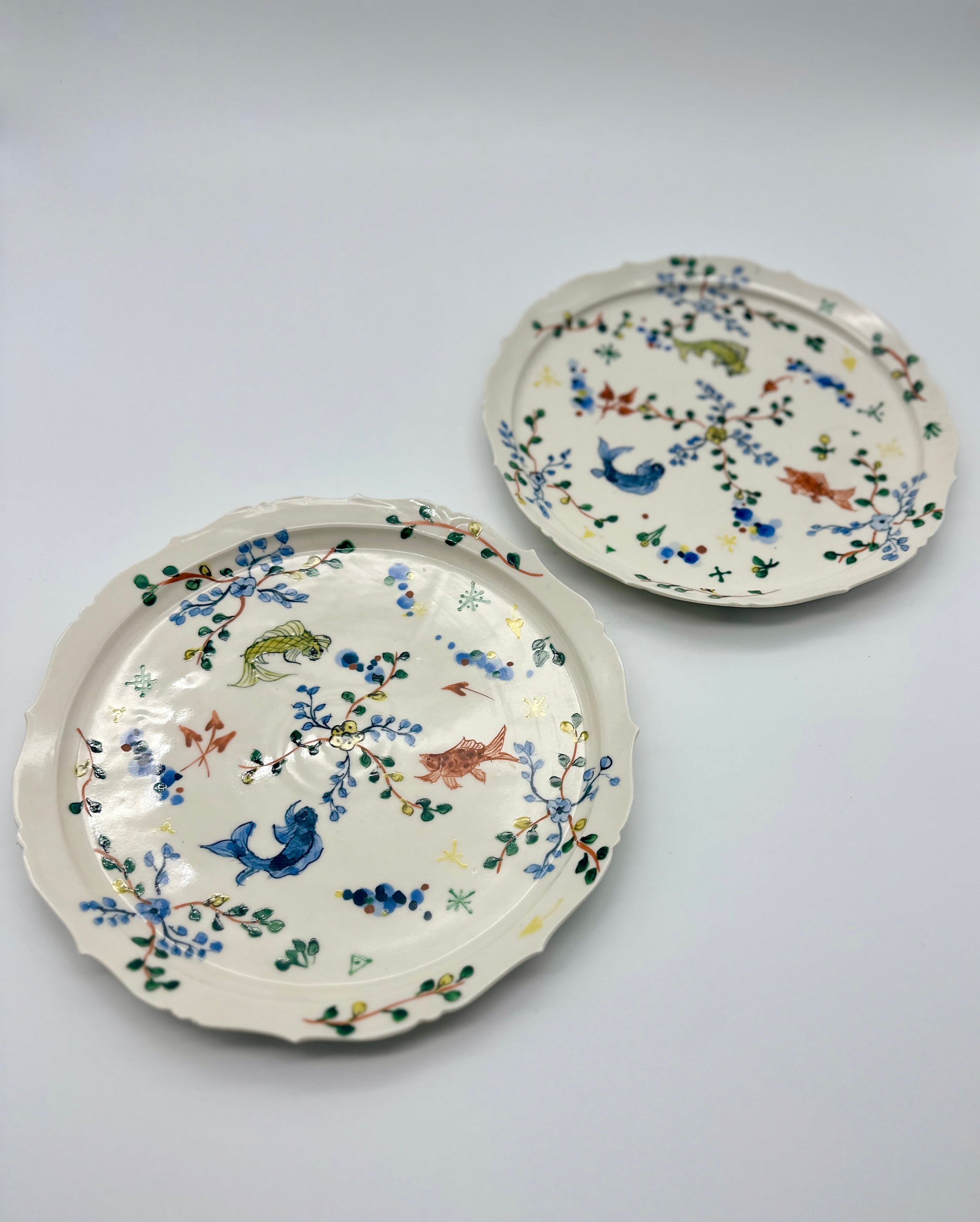 宮田竜司 呉須 赤絵 (魚絵柄) 稜花皿 (大) | pomod'adamo (ポモダダモ)