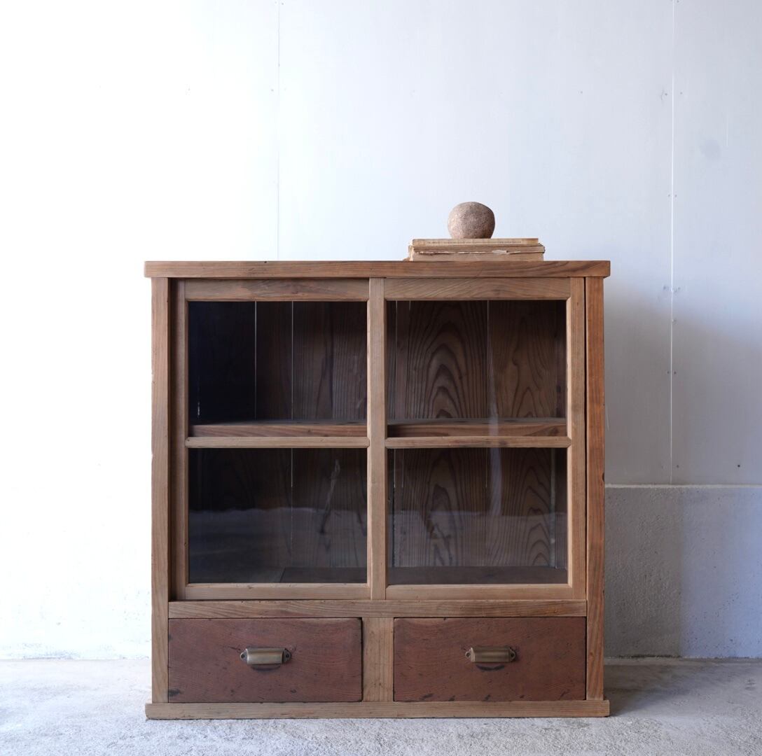 ガラス引き戸のキャビネット