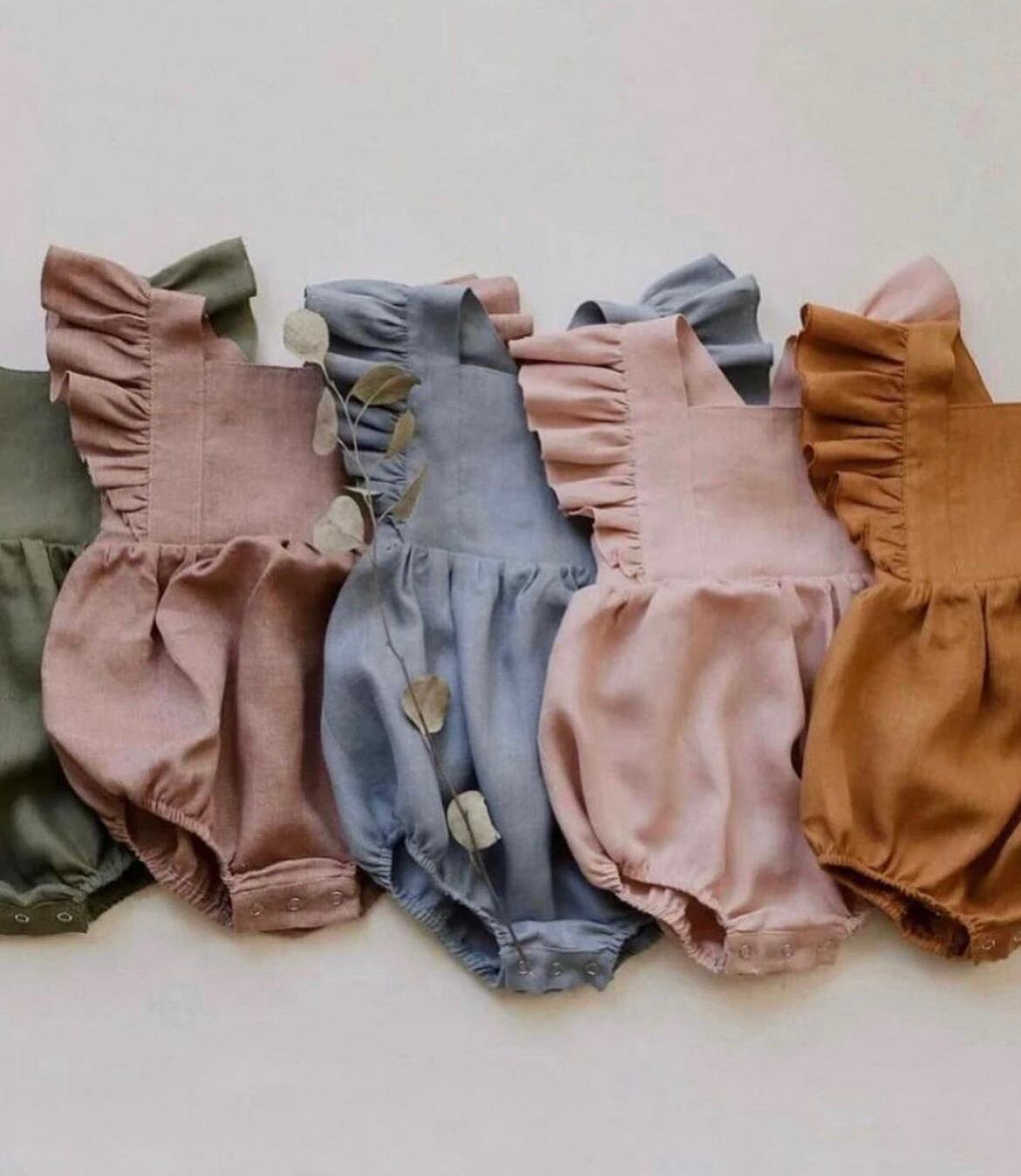 フリルつきロンパース